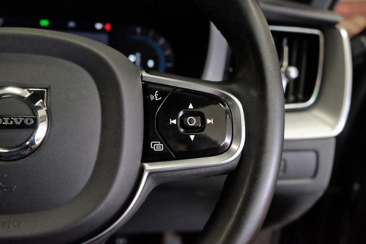 2022 Volvo XC60 Ultimate B6 Dark image 17