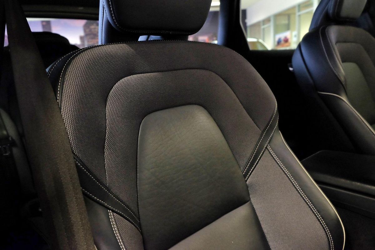 2022 Volvo XC60 Ultimate B6 Dark image 18