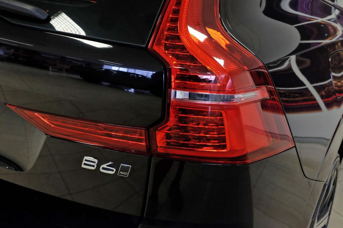 2022 Volvo XC60 Ultimate B6 Dark image 21