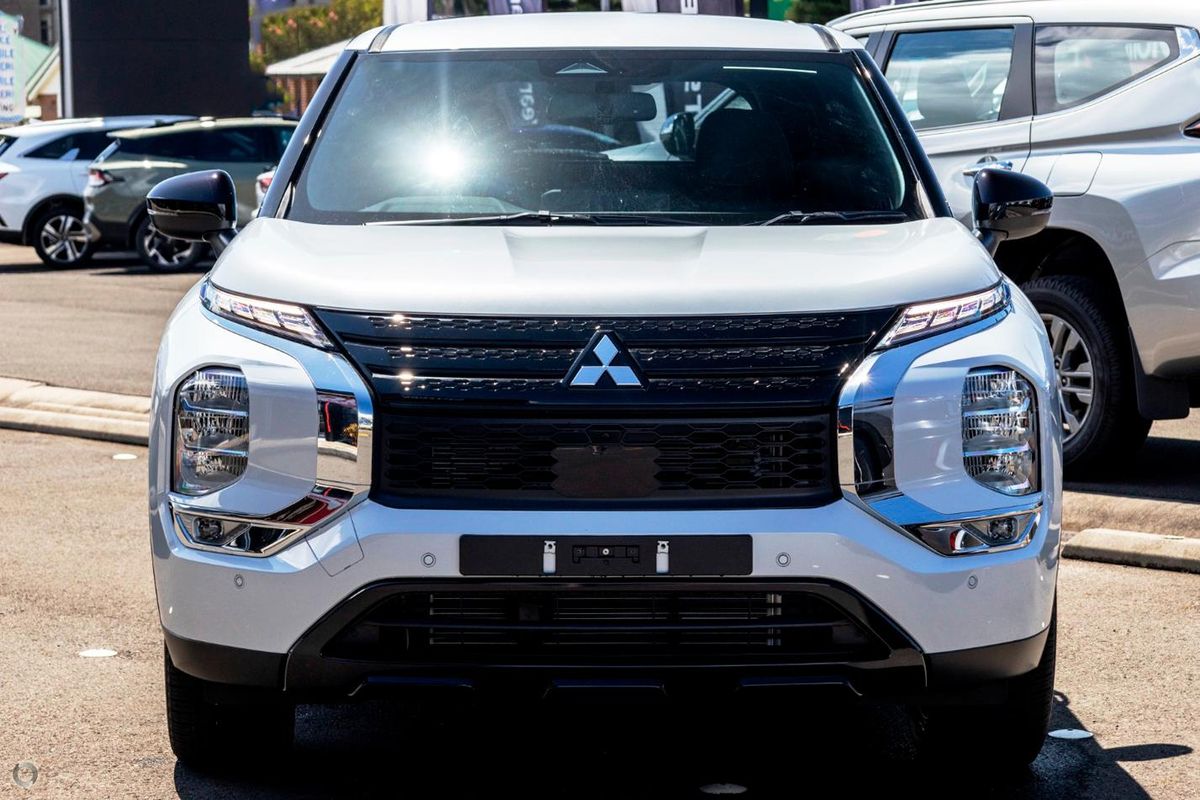 2023 Mitsubishi Outlander LS Black Edition ZM