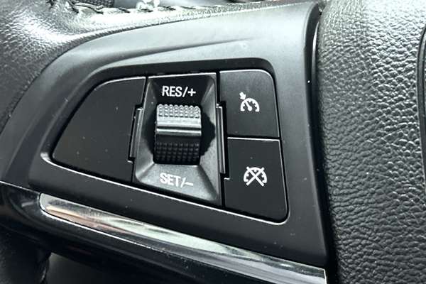 2017 Holden Commodore SV6 VF Series II thumb-16