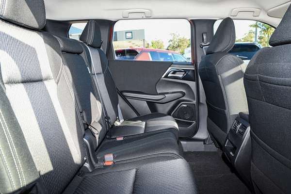 2026 Mitsubishi Outlander ES ZM thumb-8