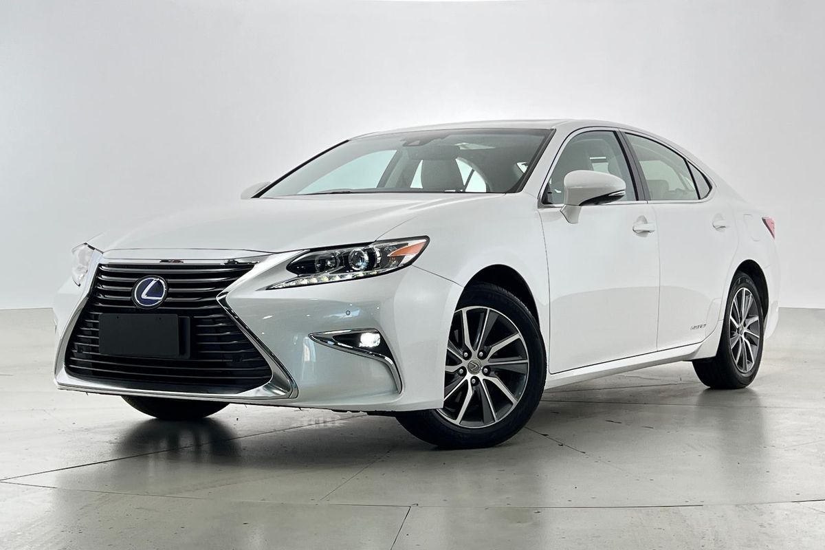 2017 Lexus ES ES300h Luxury AVV60R