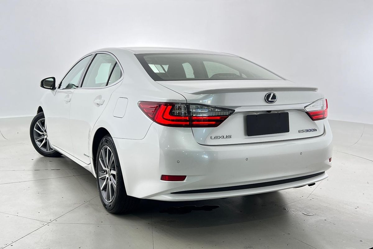 2017 Lexus ES ES300h Luxury AVV60R