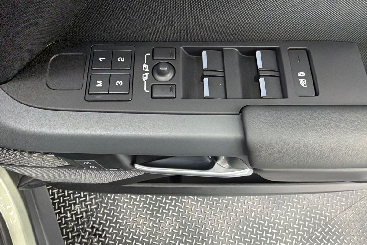 2024 Land Rover Defender 110 D300 X-Dynamic HSE L663