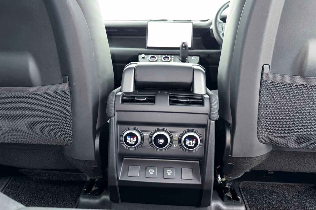2024 Land Rover Defender 110 D300 X-Dynamic HSE L663