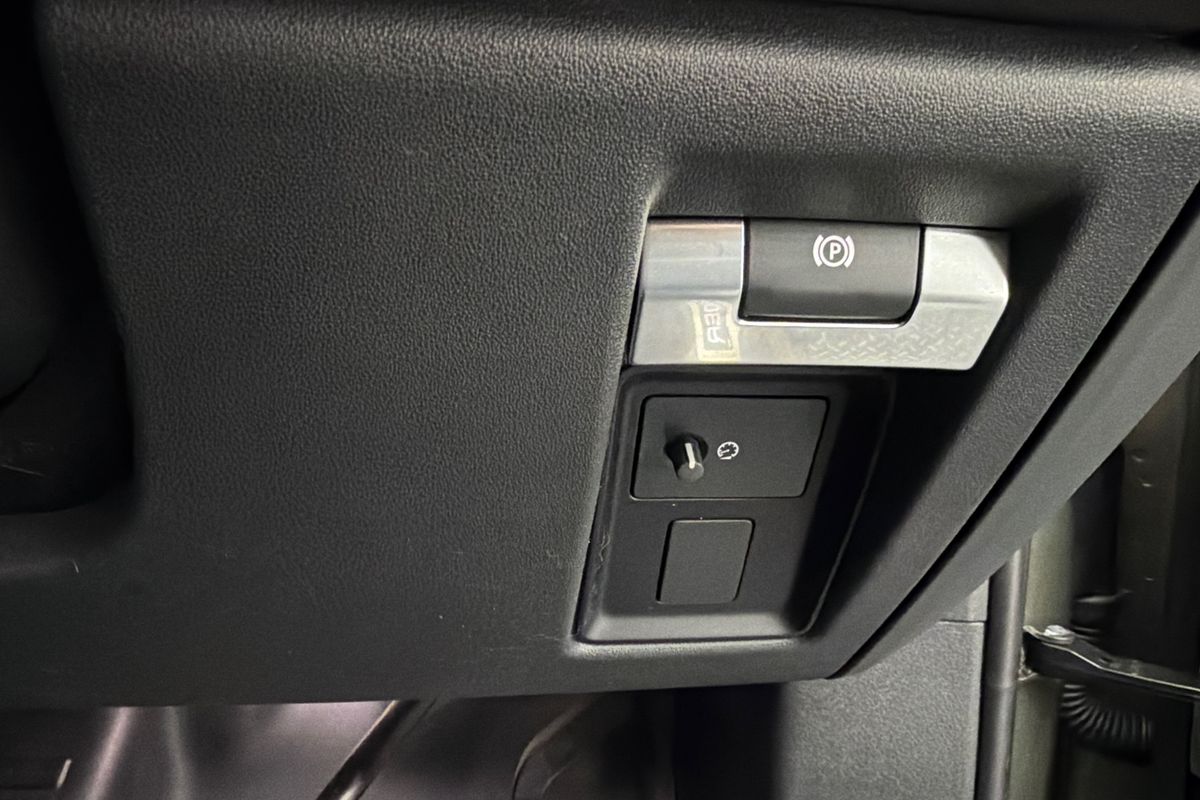2024 Land Rover Defender 110 D300 X-Dynamic HSE L663