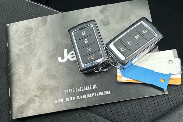 2022 Jeep Grand Cherokee Night Eagle WL thumb-22
