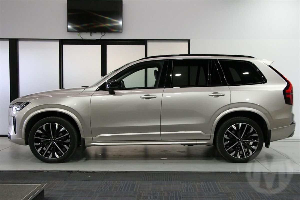 2025 Volvo XC90 Ultra B5 Dark