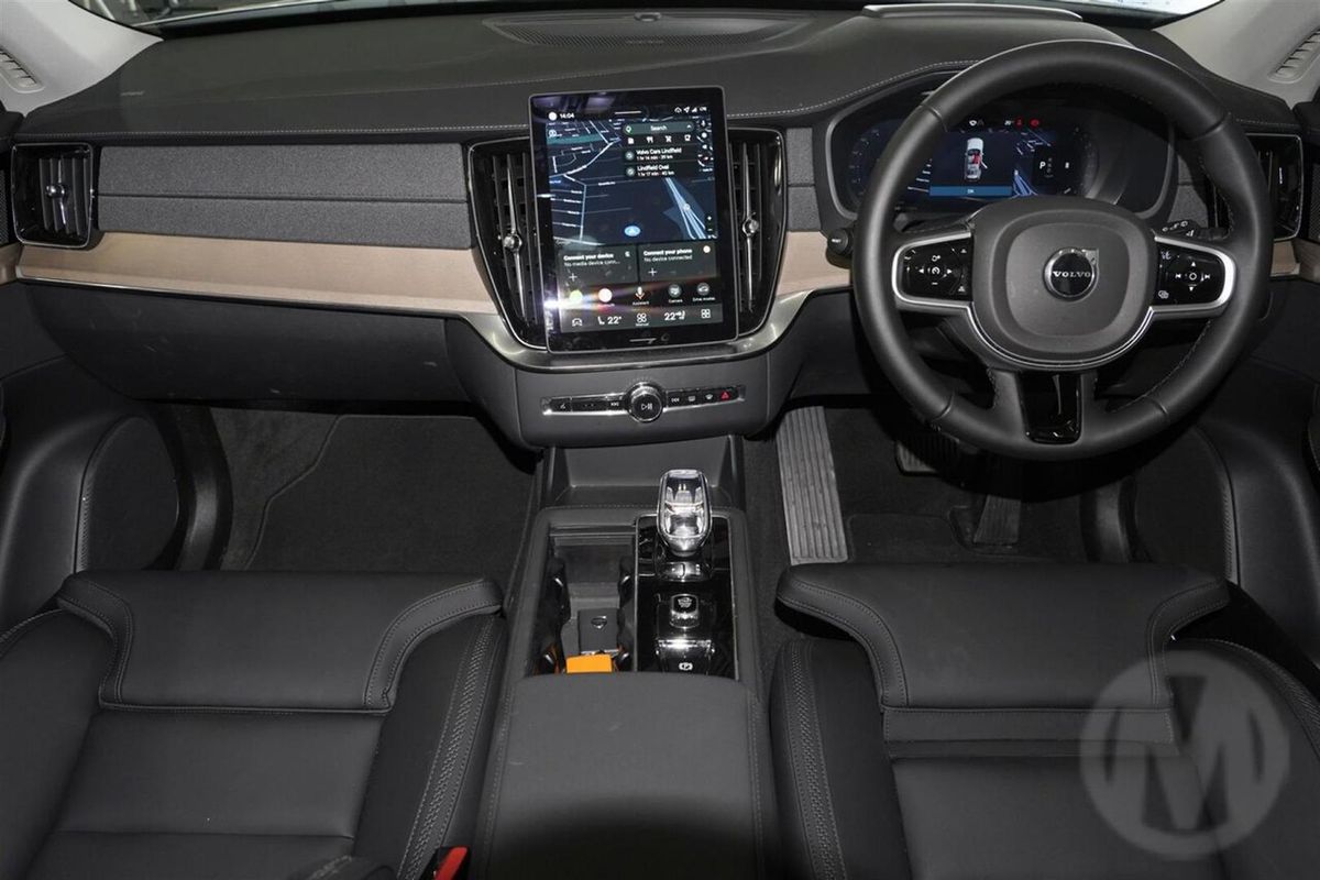 2025 Volvo XC90 Plus B5 Bright
