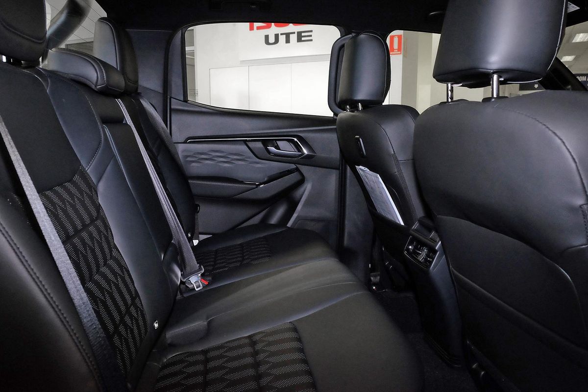 2026 Isuzu D-MAX BLADE 4X4 image 6