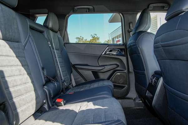 2026 Mitsubishi Outlander Black Edition ZM thumb-8
