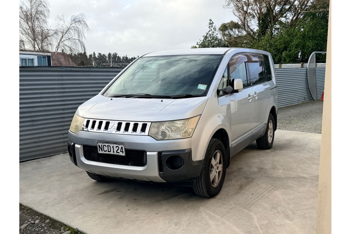 2010 Mitsubishi DELICA