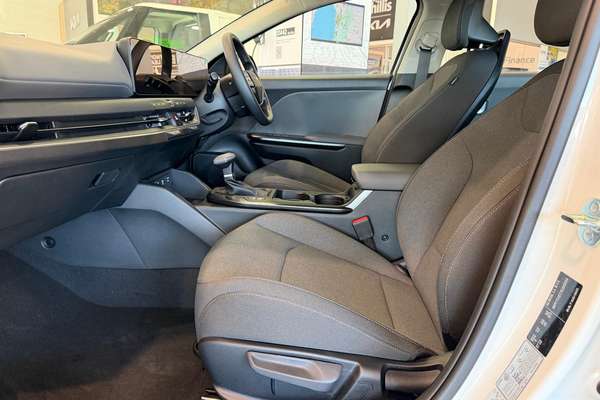 2025 Kia K4 S CL4m thumb-12