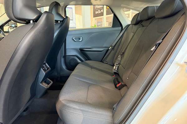 2025 Kia K4 S CL4m thumb-13