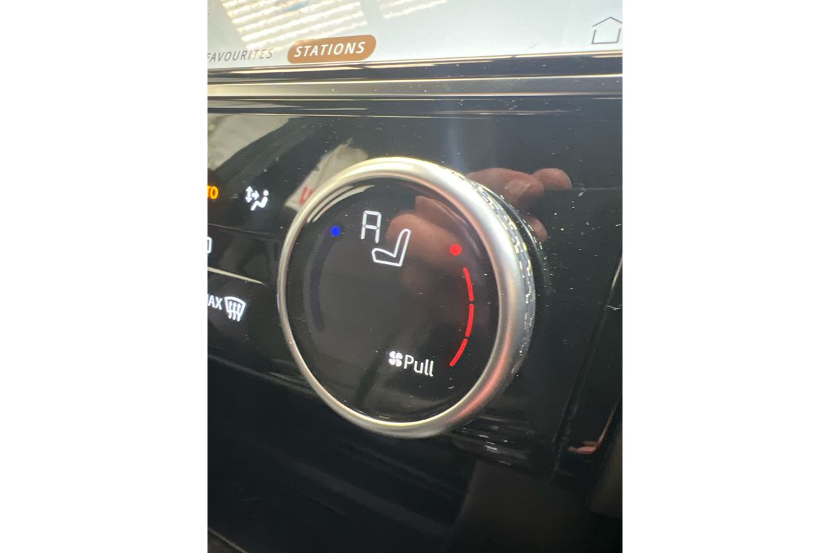 2021 Jaguar E-PACE P250 R-Dynamic SE X540 image 18