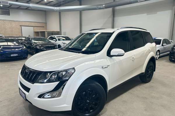 2019 Mahindra XUV500 W10