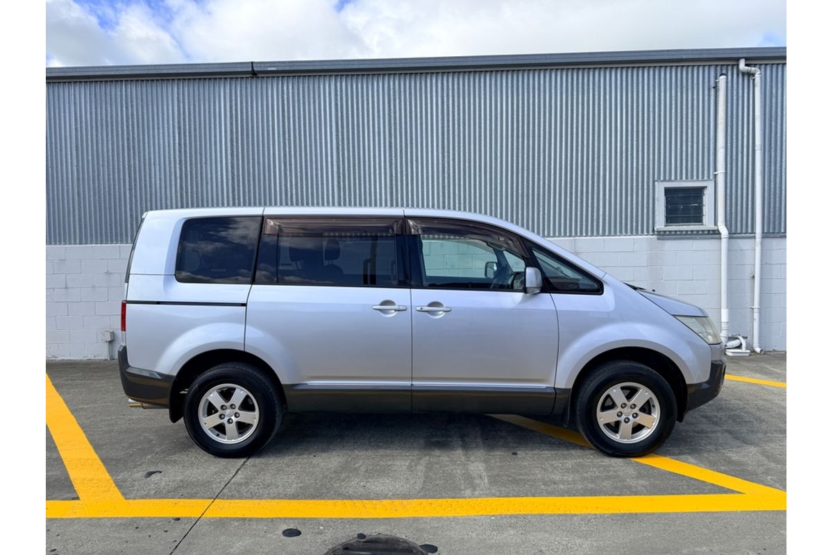2010 Mitsubishi DELICA