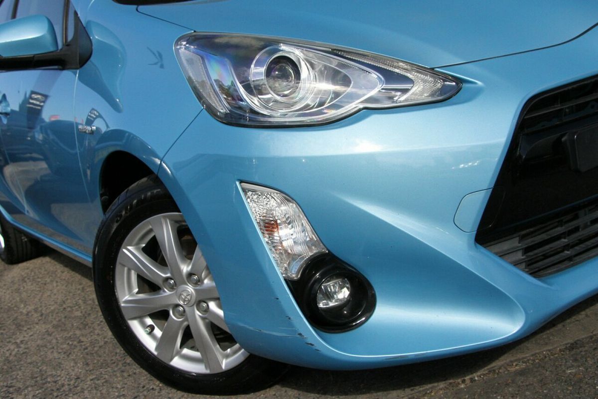 2015 Toyota Prius C i-Tech NHP10R