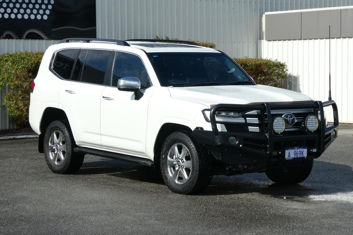 2022 Toyota Landcruiser Sahara FJA300R
