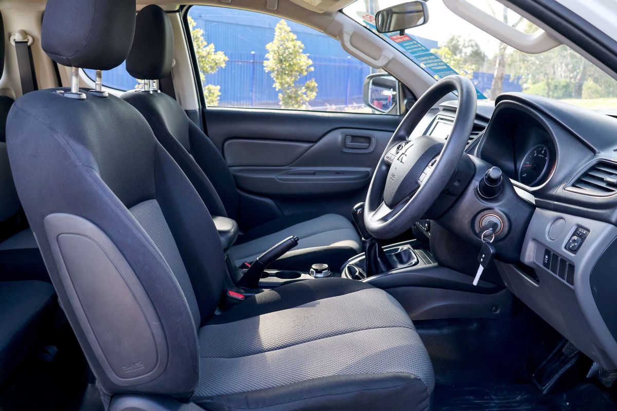 2017 Mitsubishi Triton GLX MQ 4X4 image 24