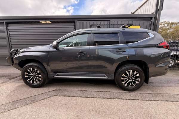 2021 Mitsubishi Pajero Sport GLS QF thumb-3