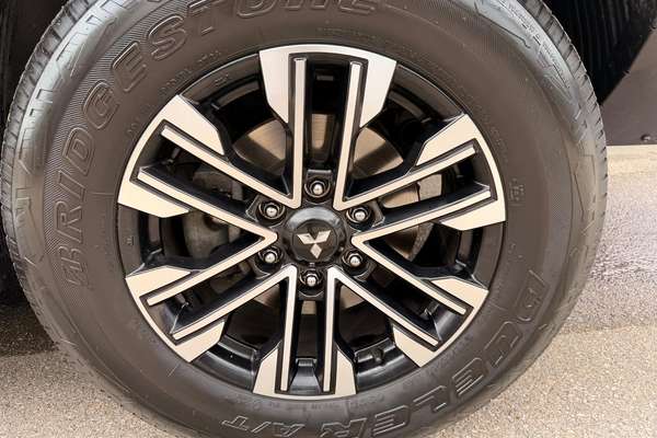 2021 Mitsubishi Pajero Sport GLS QF thumb-9