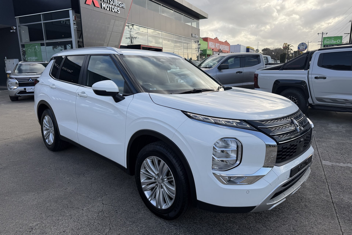 2024 Mitsubishi Outlander LS ZM
