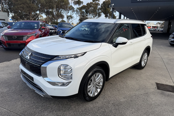 2024 Mitsubishi Outlander LS ZM