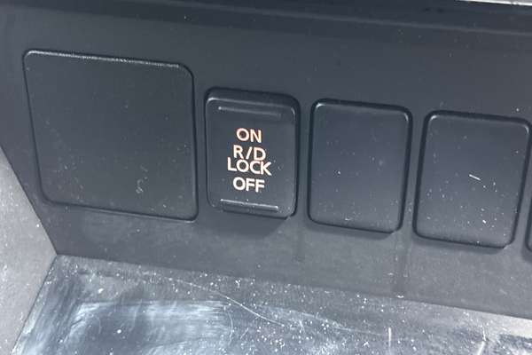 2016 Mitsubishi Pajero Sport GLS QE thumb-16