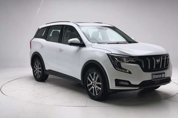 2024 Mahindra XUV700 AX7L thumb-1