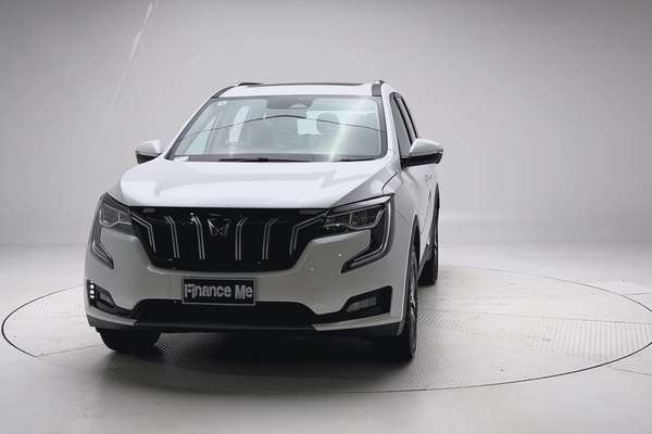 2024 Mahindra XUV700 AX7L thumb-2