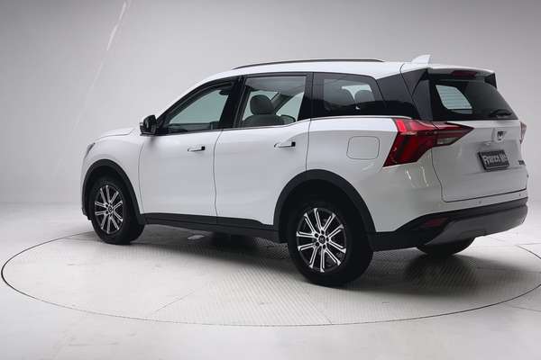 2024 Mahindra XUV700 AX7L thumb-5