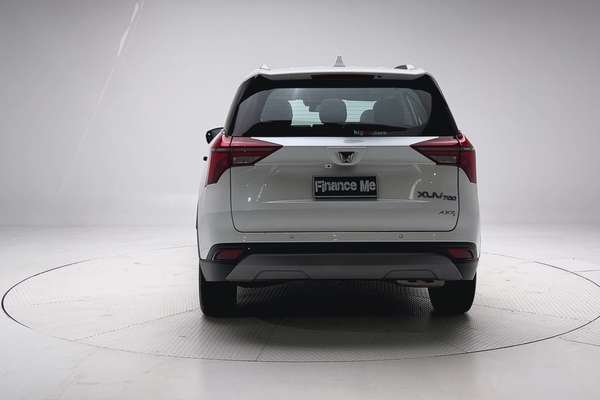 2024 Mahindra XUV700 AX7L thumb-6