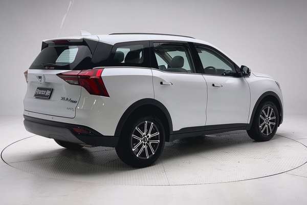 2024 Mahindra XUV700 AX7L thumb-7