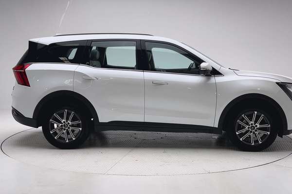 2024 Mahindra XUV700 AX7L thumb-8