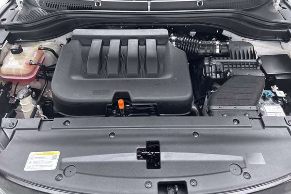 2024 Mahindra XUV700 AX7L thumb-10