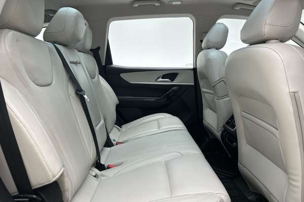 2024 Mahindra XUV700 AX7L thumb-11