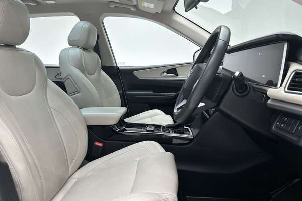 2024 Mahindra XUV700 AX7L thumb-12