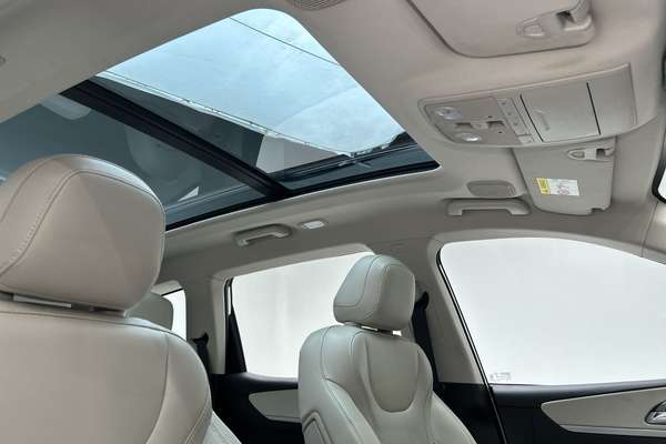 2024 Mahindra XUV700 AX7L thumb-14