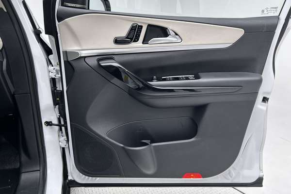 2024 Mahindra XUV700 AX7L thumb-18