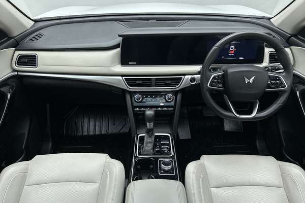 2024 Mahindra XUV700 AX7L thumb-19