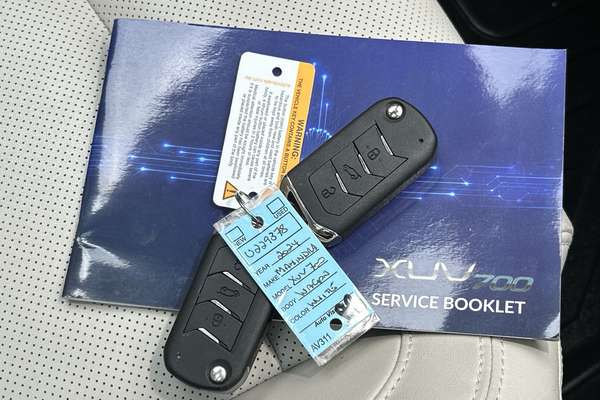 2024 Mahindra XUV700 AX7L thumb-22