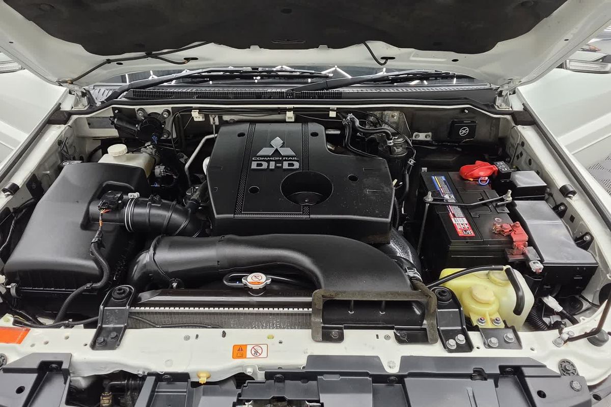 2014 Mitsubishi Pajero Exceed NW