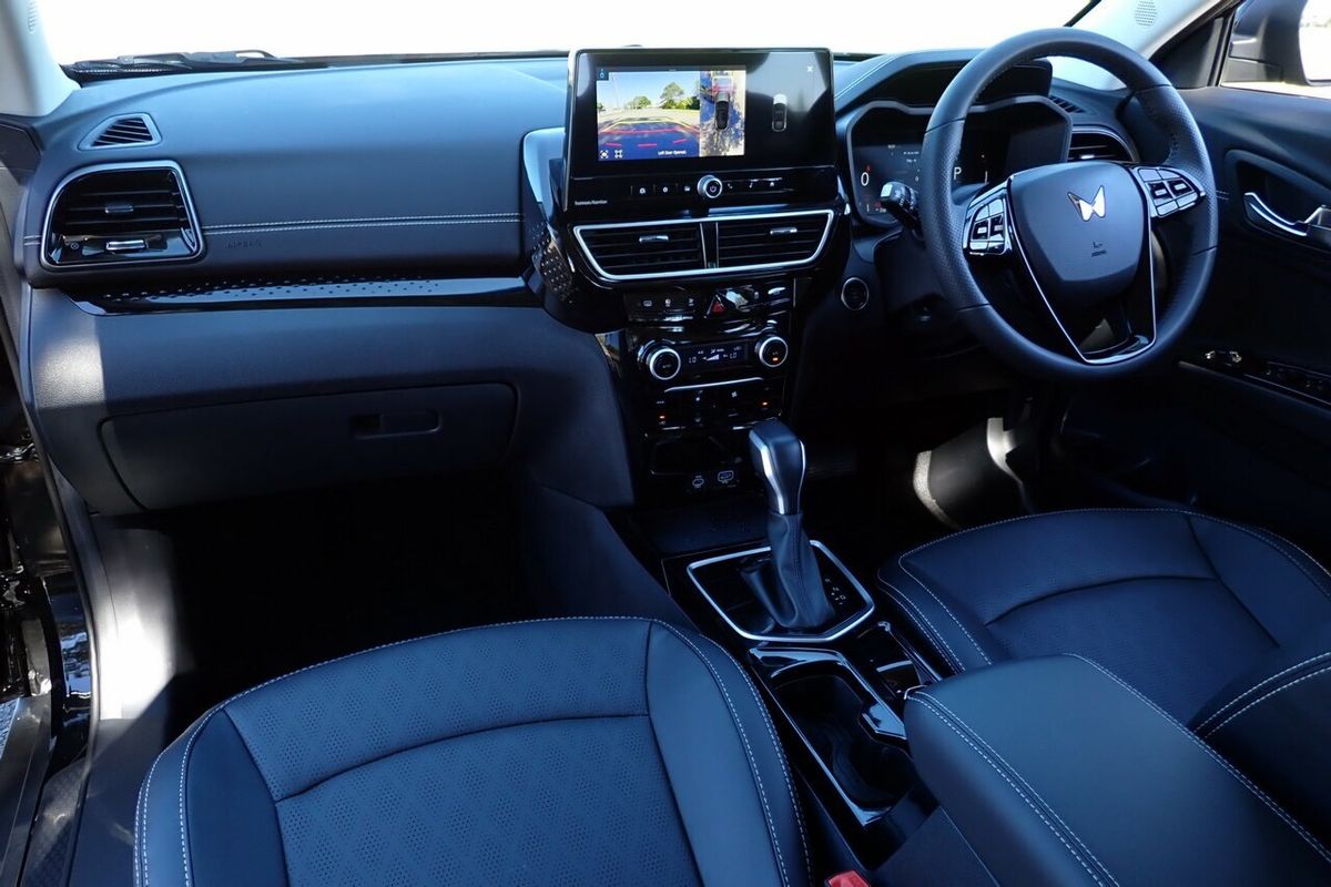 2025 Mahindra XUV 3XO AX7L