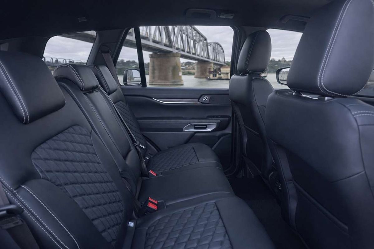 2026 Ford Everest Platinum 3.0L image 2