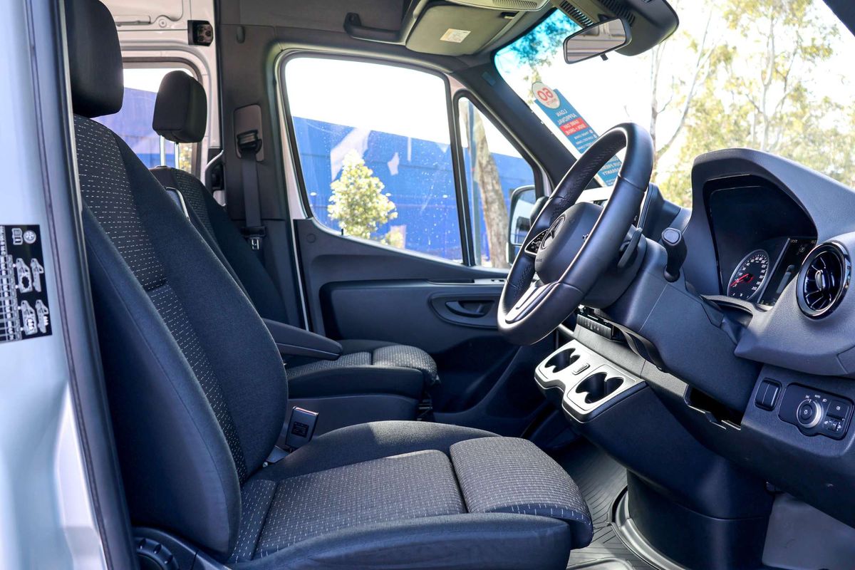 2023 Mercedes-Benz Sprinter 417CDI VS30 MWB Low Roof image 27