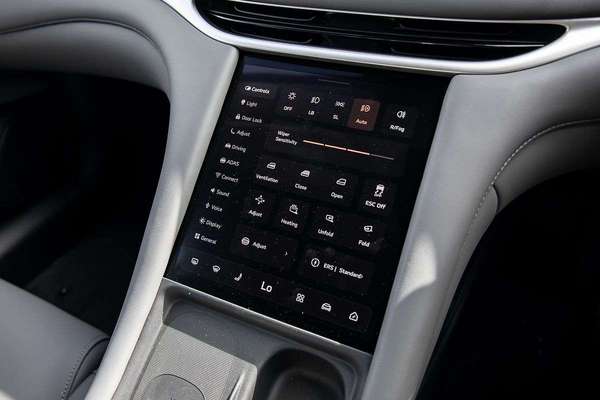 2026 MG IM5 Platinum P12L thumb-4