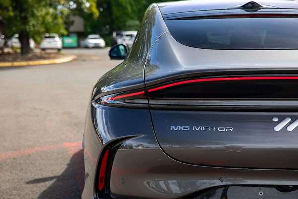 2026 MG IM5 Platinum P12L thumb-24