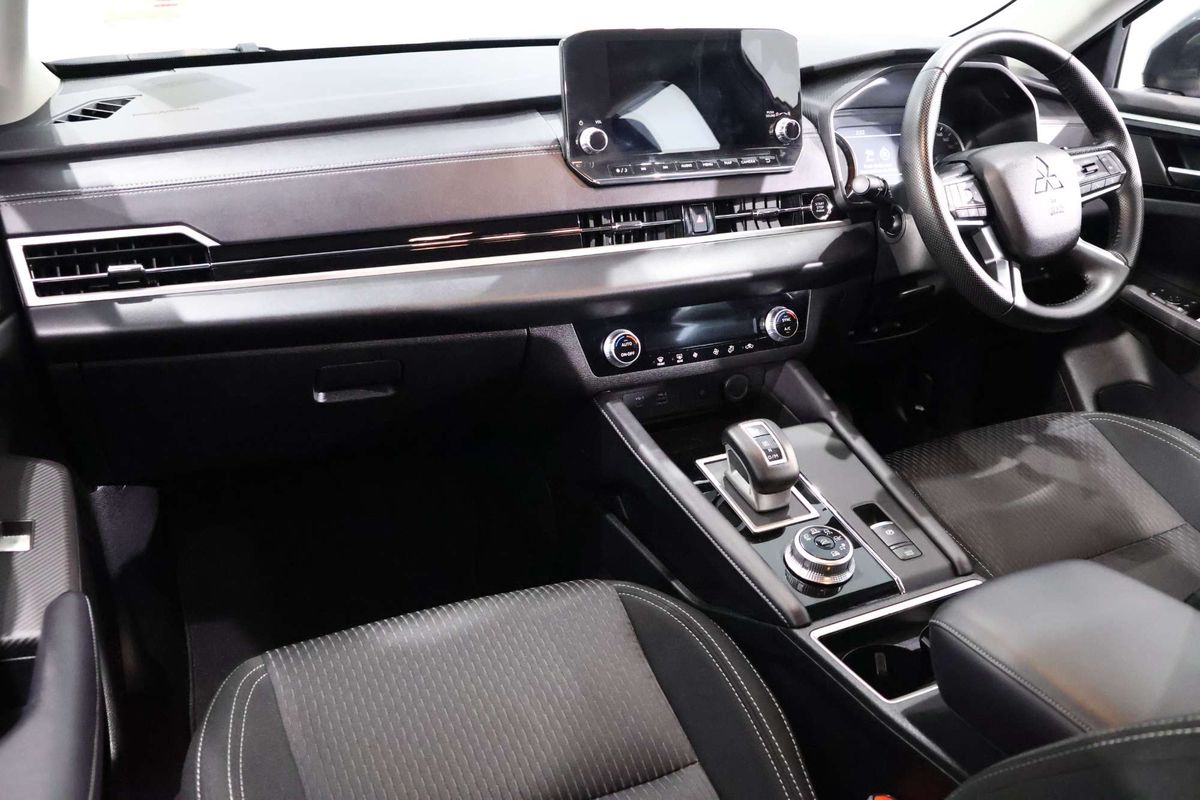 2023 Mitsubishi Outlander LS ZM